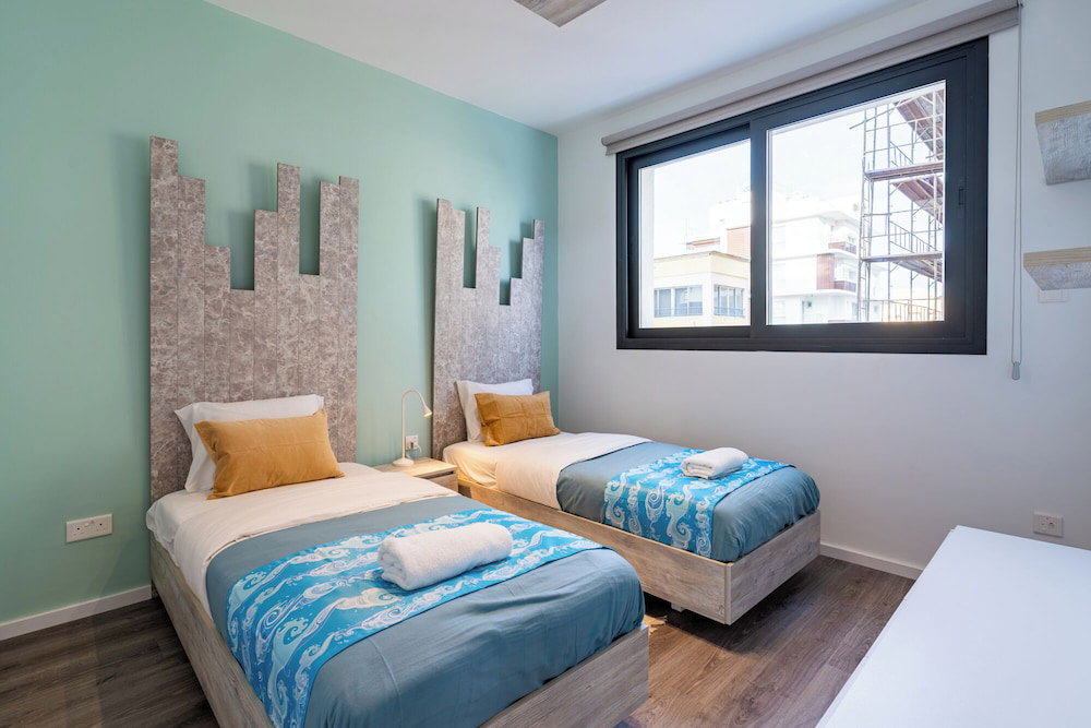 Beachcomber 2-Br Apartment In Larnaca