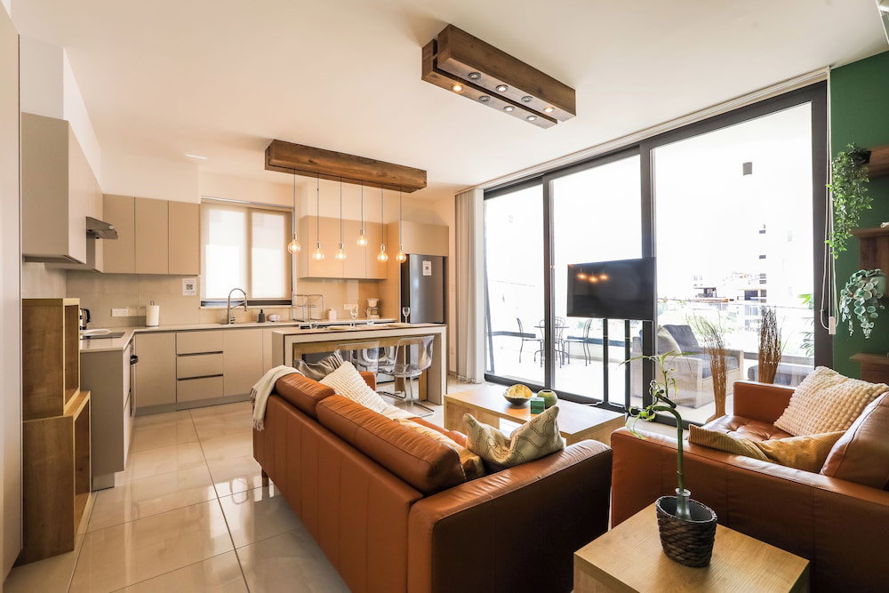 Beachcomber 2-Br Apartment In Larnaca