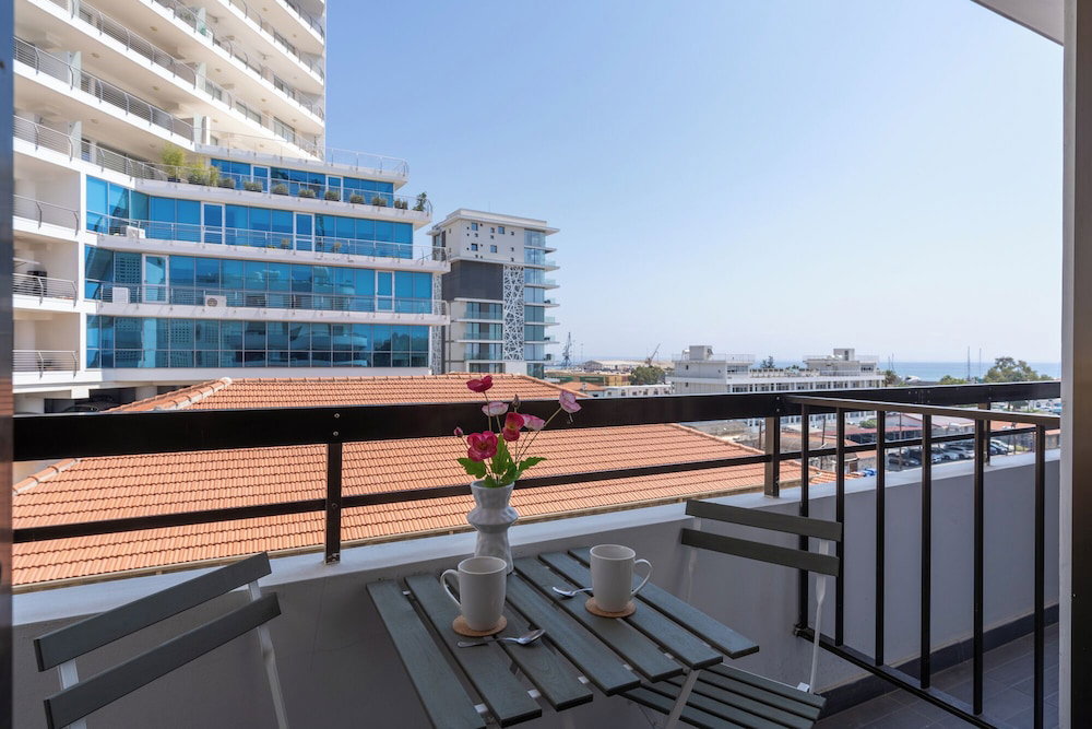 Hotel Burst - Chic Studio & Balcony In Larnaca
