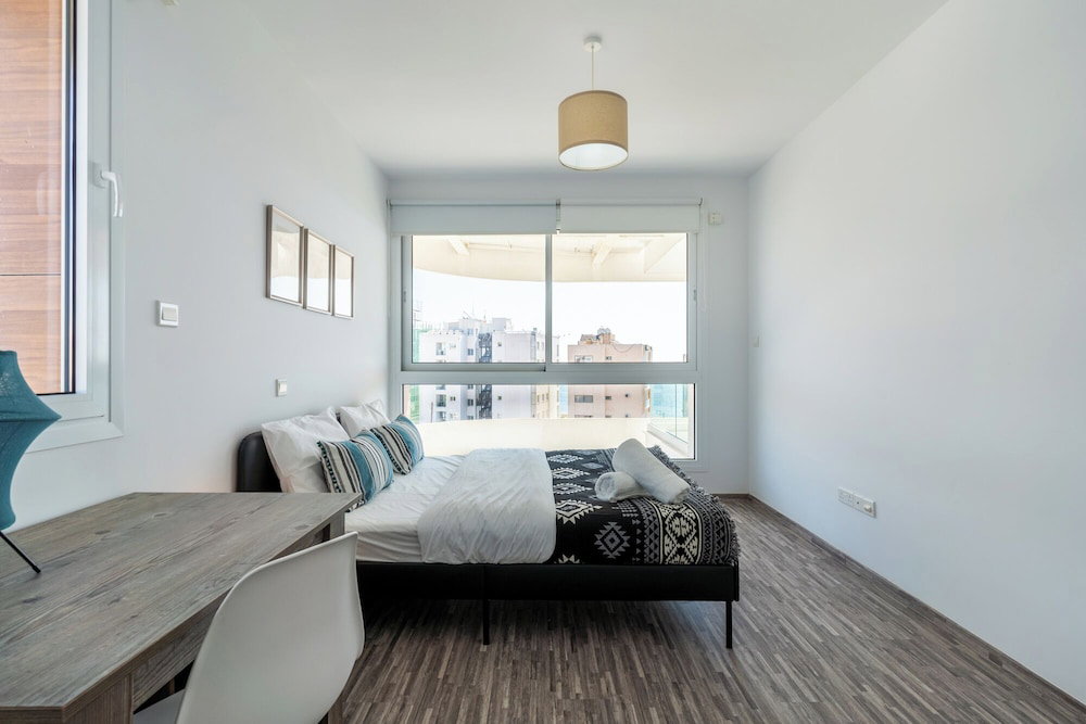 Oyster 1-Br Apt & Pool In Larnaca