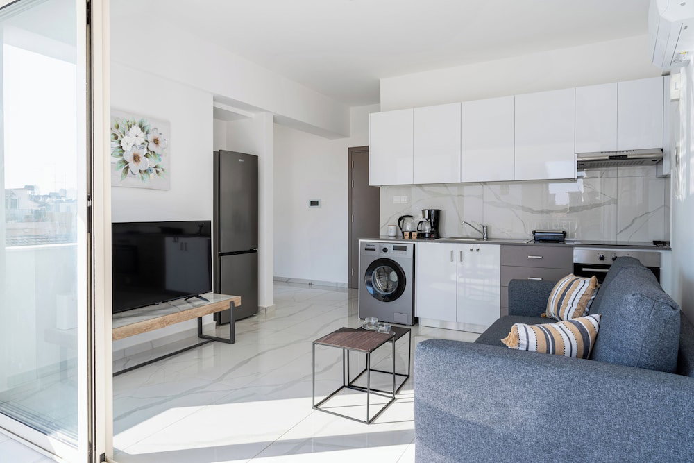 Hotel Rosemont Studio With Balcony In Larnaca