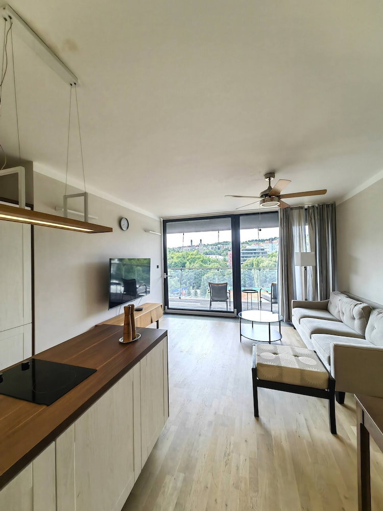 Hotel Free Parking Modern Smichov Apt Large Balcony, 10 Minutes Metro To Central