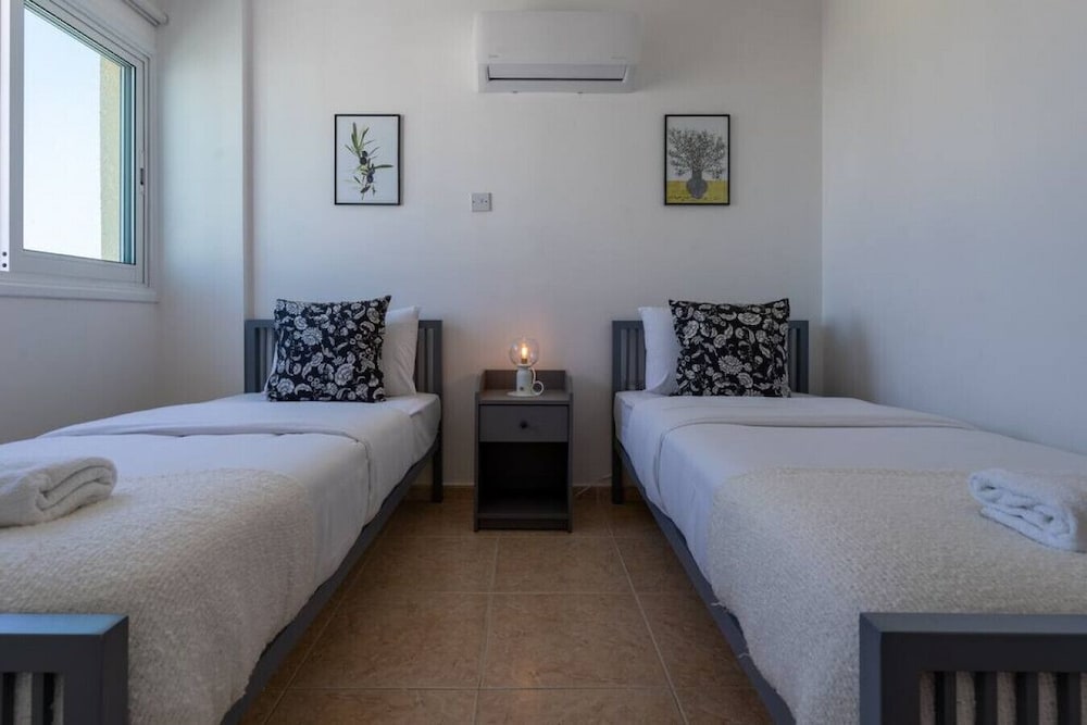Chloris 3- Bedroom Apartment In Larnaca
