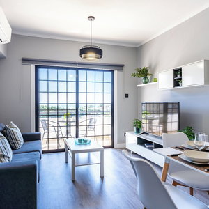 Sejur Peale's 2-Br Apt & Balcony In Mackenzie vacanta Meneou