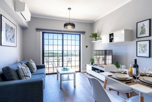 Hotel Peale's 2-Br Apt & Balcony In Mackenzie cazare Meneou