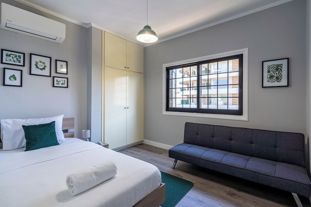 Peale's 2-Br Apt & Balcony In Mackenzie