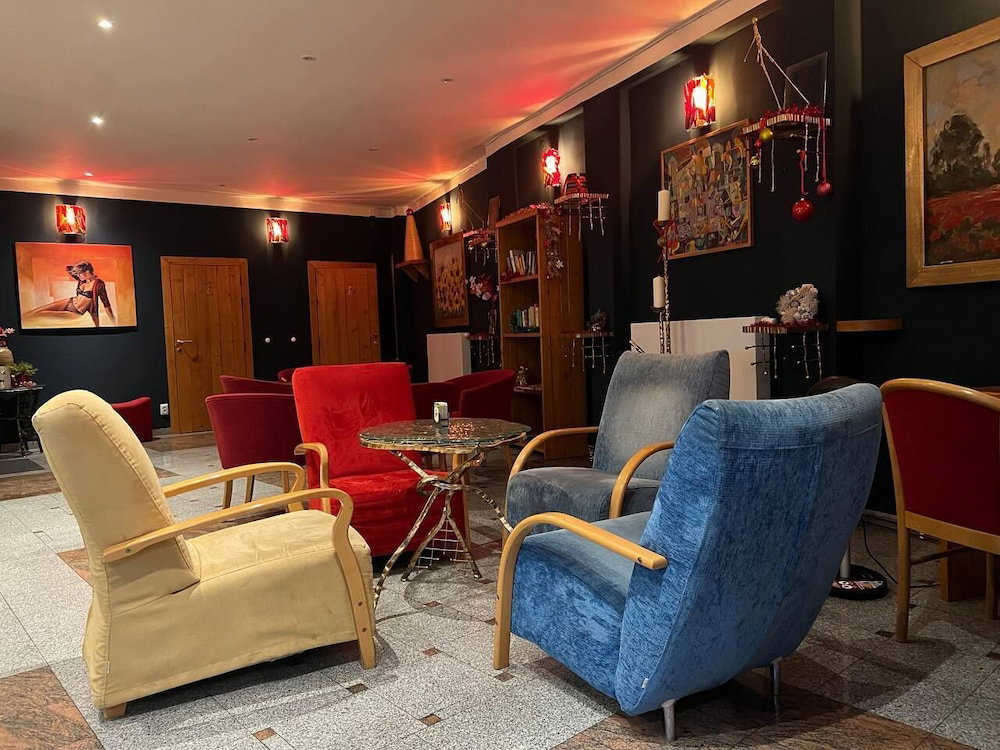 Gallery Hotel Sis