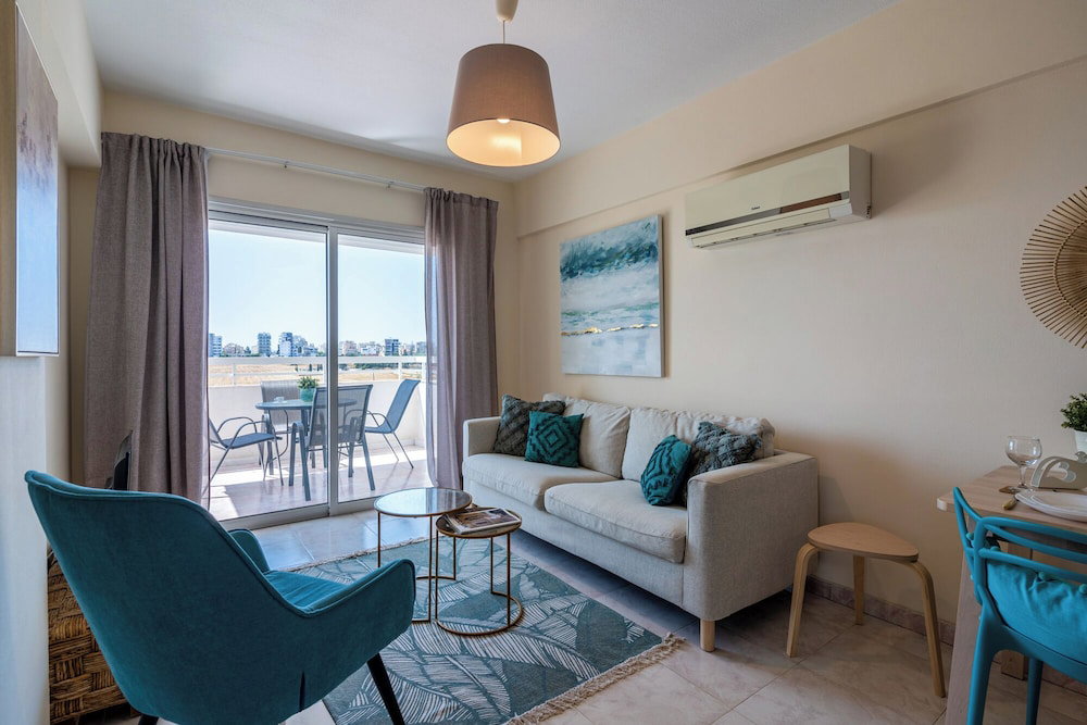 Hotel Sunny 2-Br Apt. & Balcony In Mackenzie
