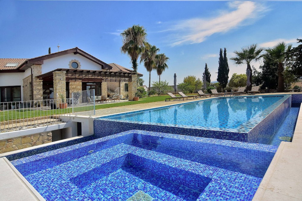 Hotel Incredible Large Villa In Paphos Sleeps 14 Children Pool, Jacuzzi, Huge Garden