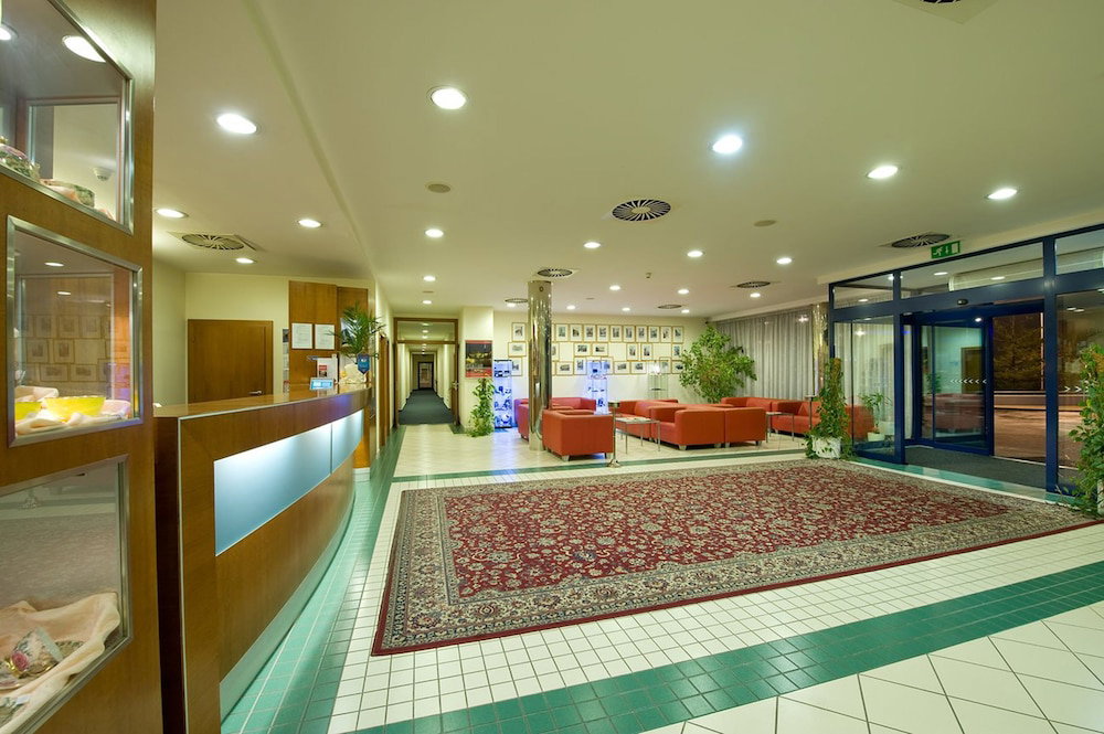 Ramada By Wyndham Airport Prague