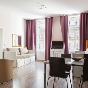 Hotel Royal Court Apartments cazare Karlin