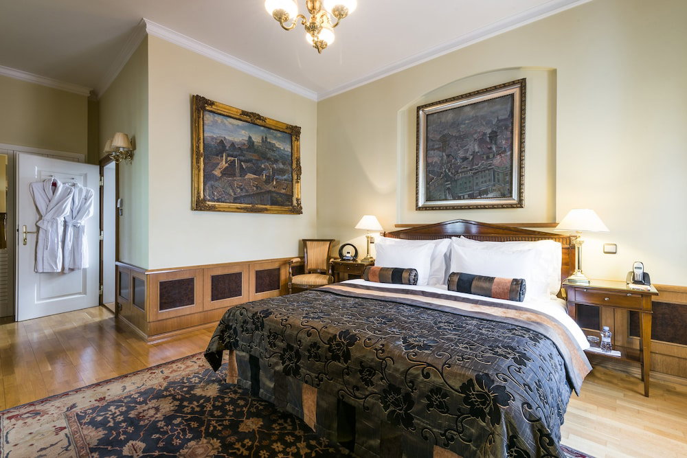Golden Well Hotel