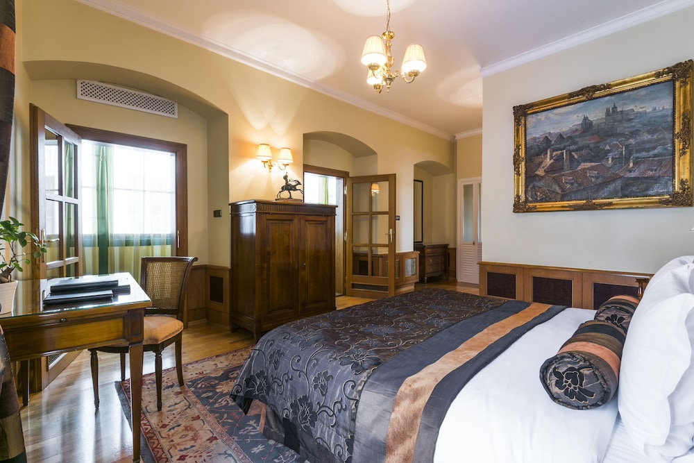 Golden Well Hotel