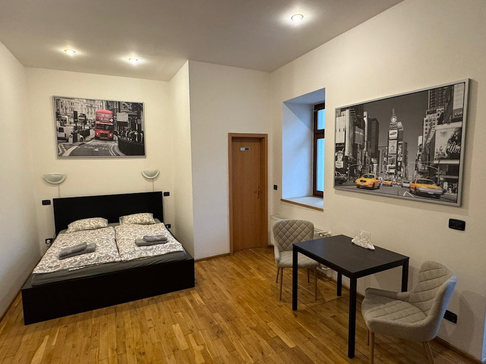 Hotel Studio - Sleeps 2 -Smoking On Balcony - Pets -Wifi