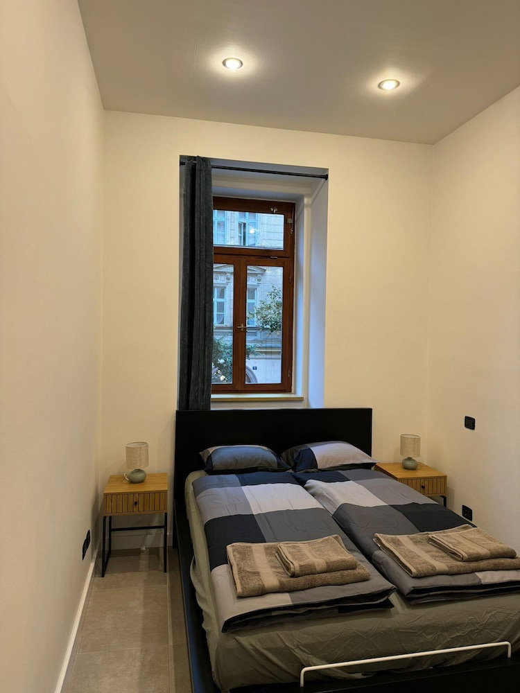 Hotel 1 Bed Flat - Sleeps 2 - Pets - Smoking On Terrace