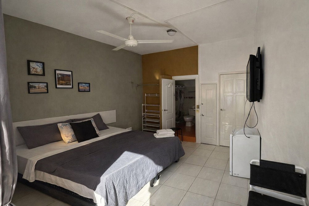 Hotel Room-Balcony Street View Bedroom Zona Co