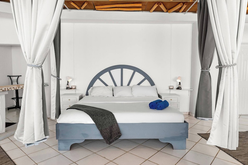 Hotel Centric Studio In Sosua Center Pool & Workspace