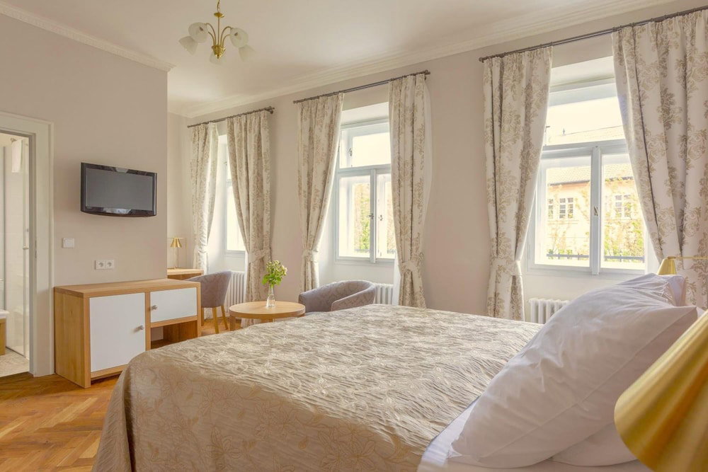 Hotel At The Golden Scissors