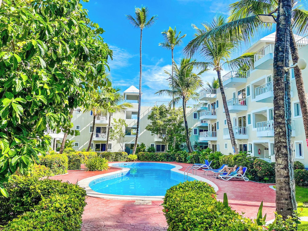 Hotel Studios Pool And Beach