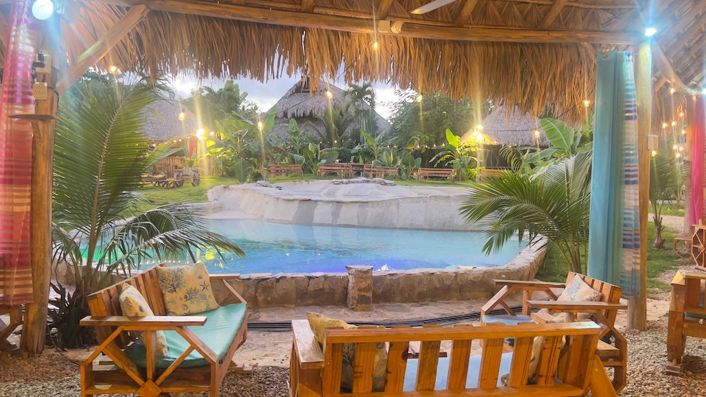 Hotel Chalet Tropical Hotel & Pool Bar Restaurant