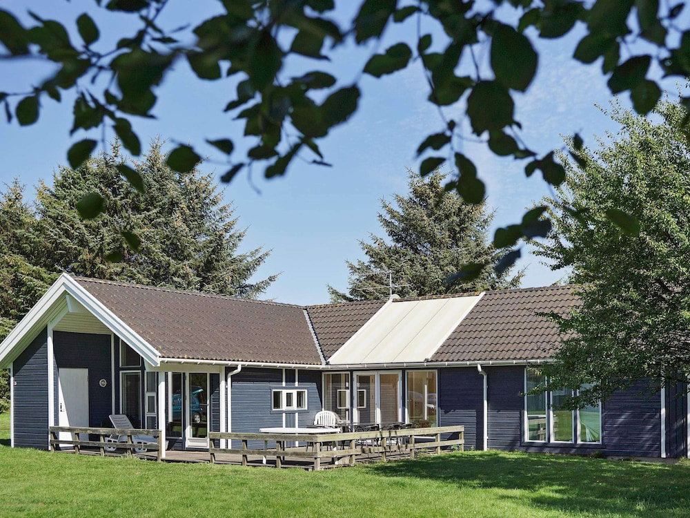 Hotel 4 Star Holiday Home In Aakirkeby