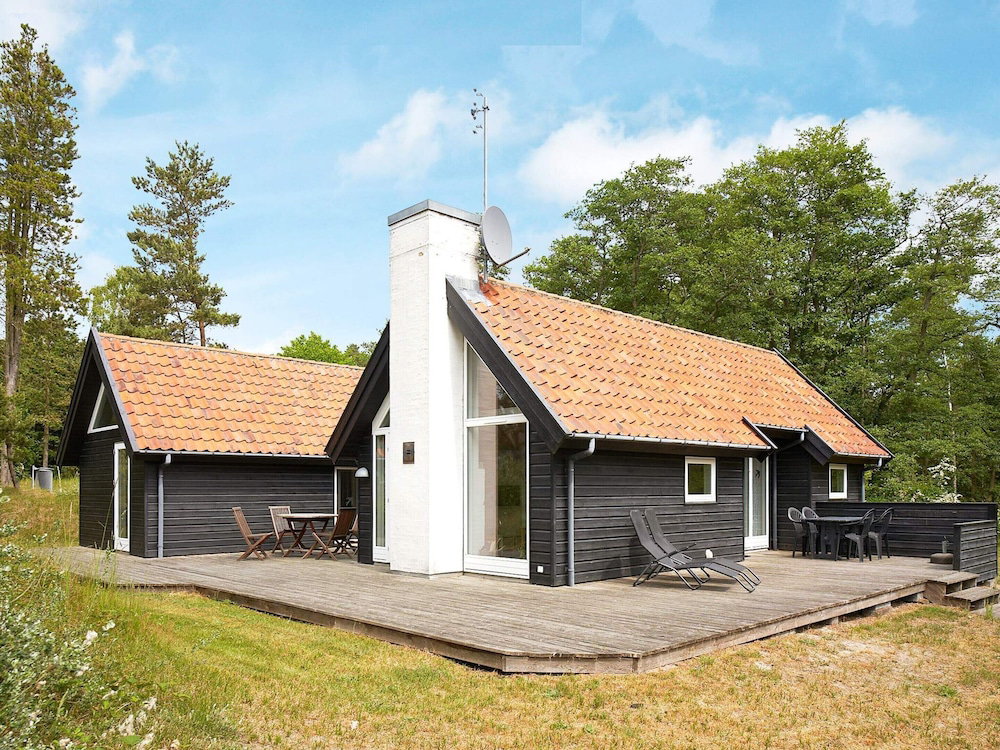 Hotel 6 Person Holiday Home In Aakirkeby