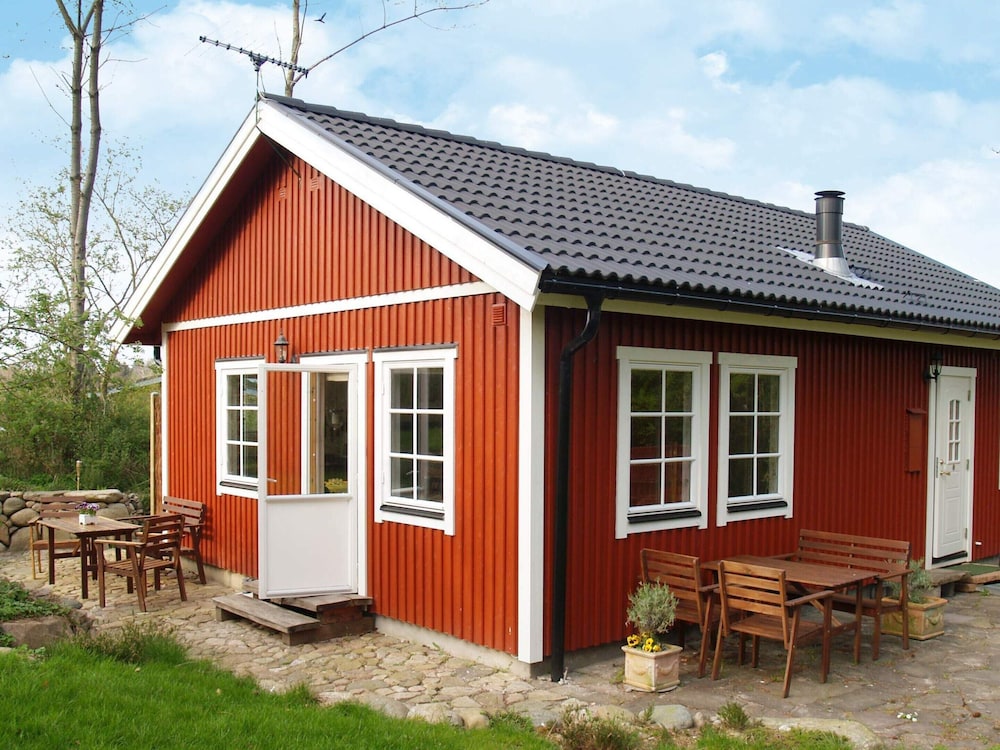 Hotel 6 Person Holiday Home In Dronningmolle