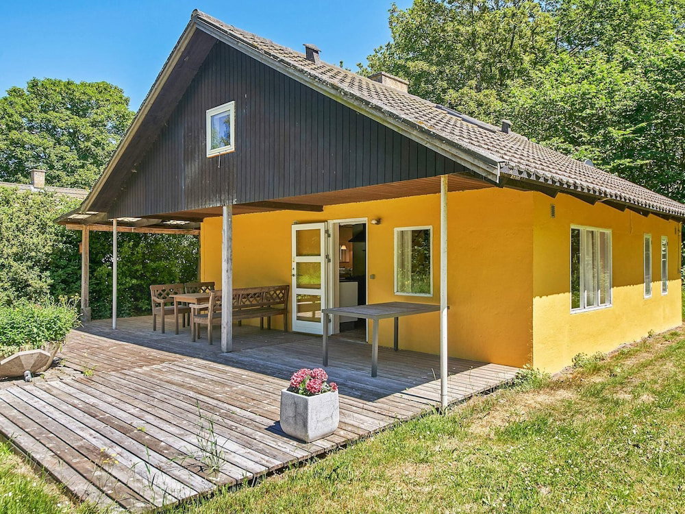Hotel 6 Person Holiday Home In Aakirkeby
