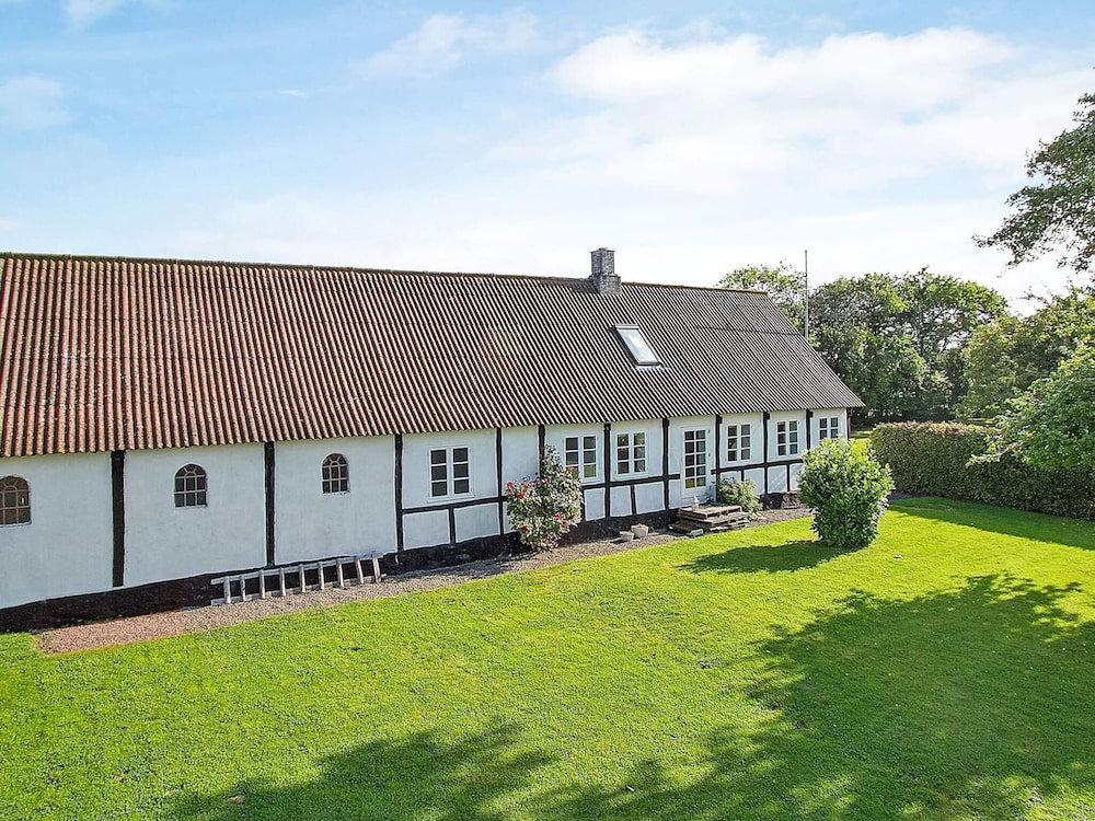 Hotel 6 Person Holiday Home In Aakirkeby