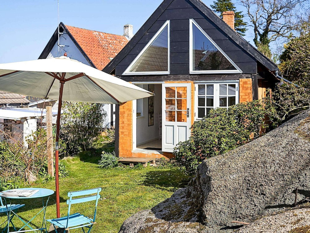 Hotel Vintage Holiday Home In Svaneke Near Small Harbor