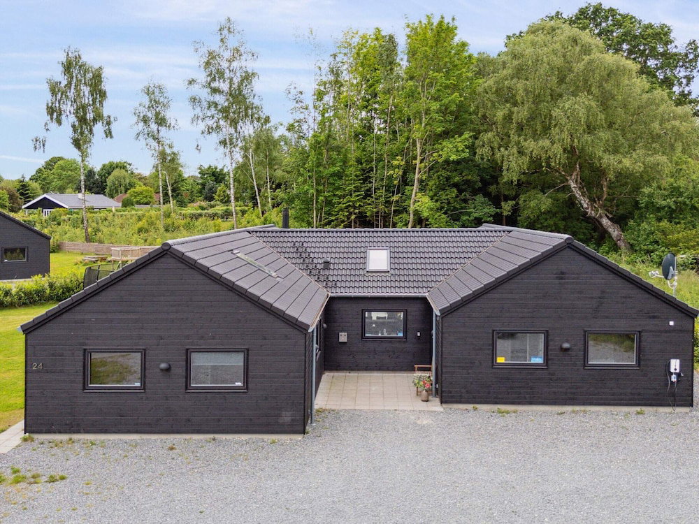 Hotel 5 Star Holiday Home In Dronningmolle