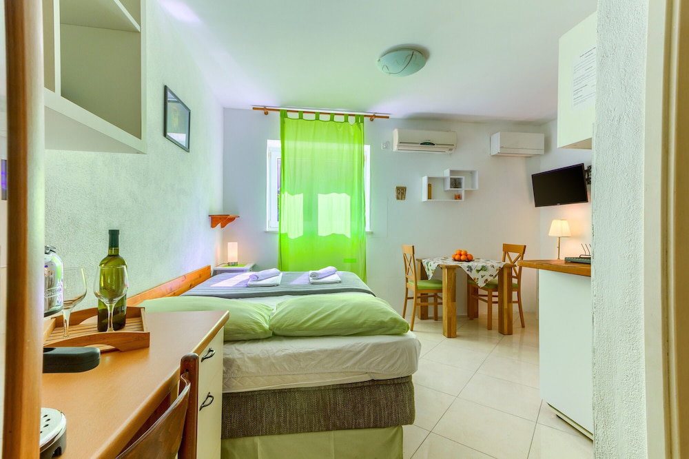 Hotel Studio With Shared Garden, 3 Min Walk To The Beach