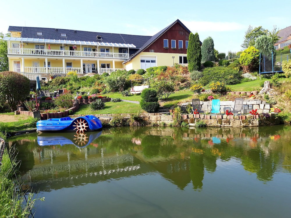 Hotel Ferienwohnungen Mit Teich In Lichtenhain
