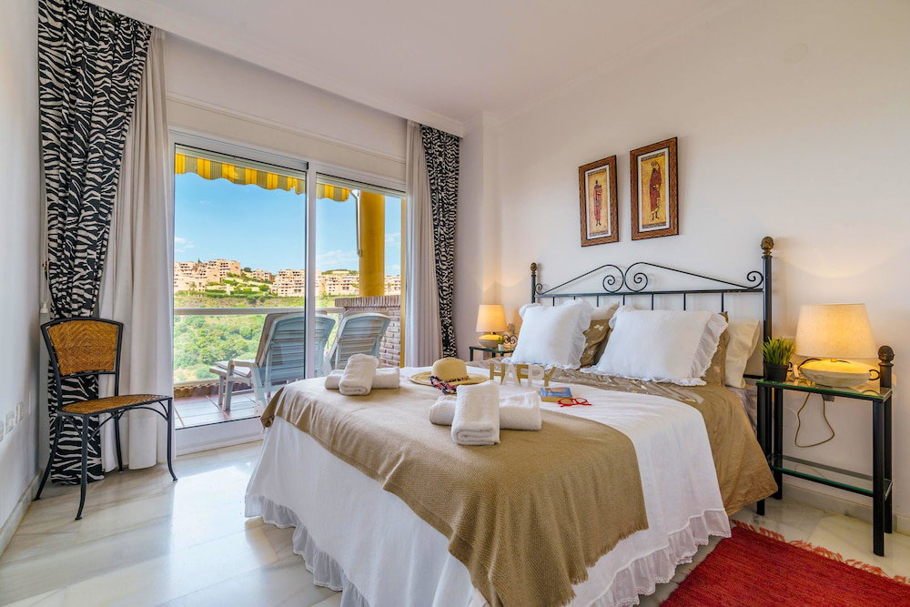 Hotel View Of The Sun Apartment With Pool