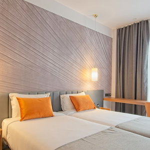 Hotel Dwo Yuste Alcalá cazare Simancas