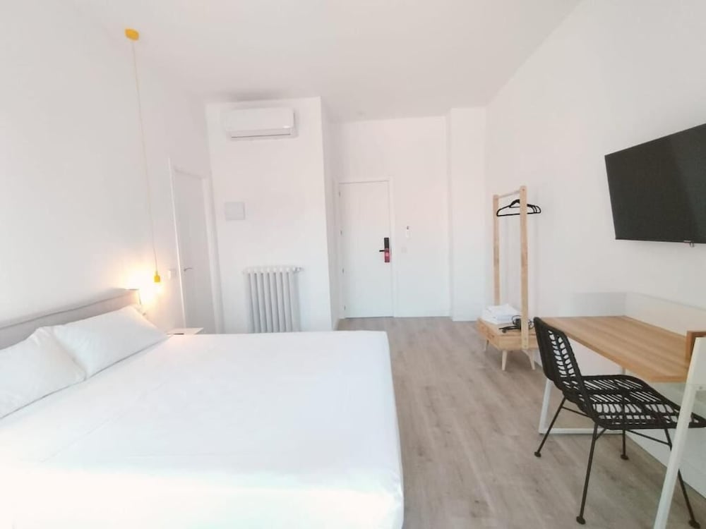 Hotel Hostal Manuela By Gaiarooms