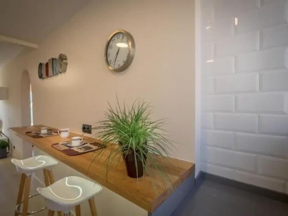 Beachfront Sunny Apartment Sea Mountain View