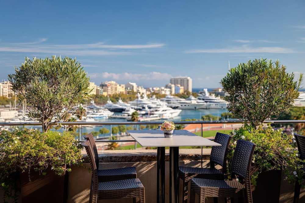 Hotel Duquesa Suites Landmark Hotel By Duquessa Hotel Collection