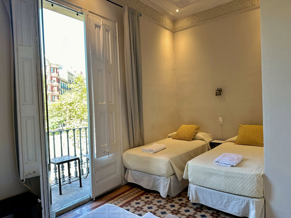 Casa Consell Gran Via Guest House