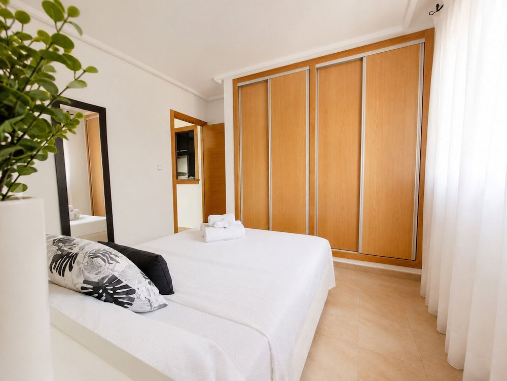 Apt Near Center & Port