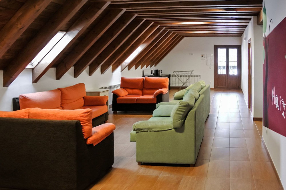 Hotel Hostal Y Albergue Haizea - Hostel