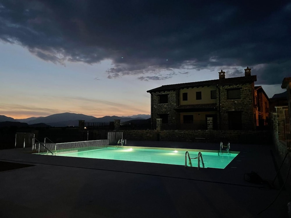 Hotel Casas Pirineo Aínsa: Pool & Garden