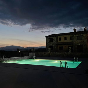Hotel Casas Pirineo Aínsa: Pool & Garden cazare Ainsa