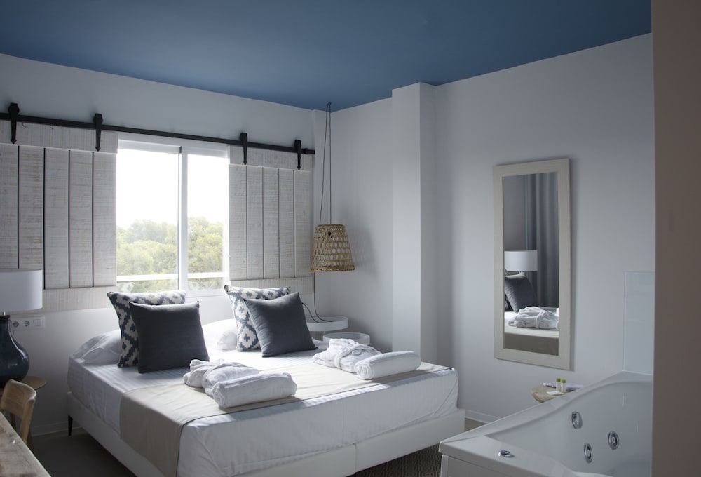 Hotel You & Co. Saler Beach Boutique Hotel
