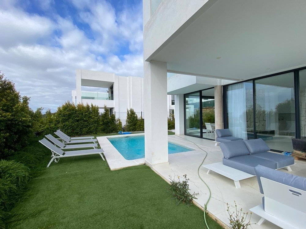 Hotel Villa Sotogrande- Sleeps 10 - Pool Access- Jacuzzi
