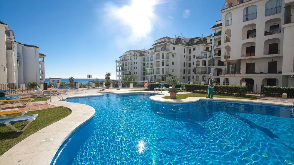 Hotel 2 Bed Flat-Sleeps 4-Pets-Parking-Marina Duquesa