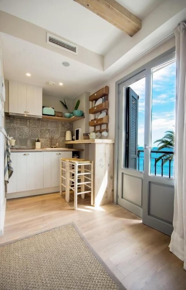 Hotel The Beach House - Studios & Suites