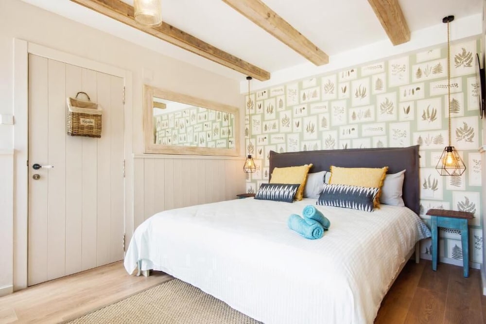 The Beach House - Studios & Suites