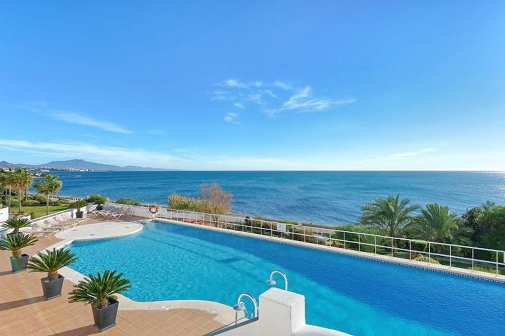 Hotel Spacious Stunning Views 2-Bed Apartment, Estepona