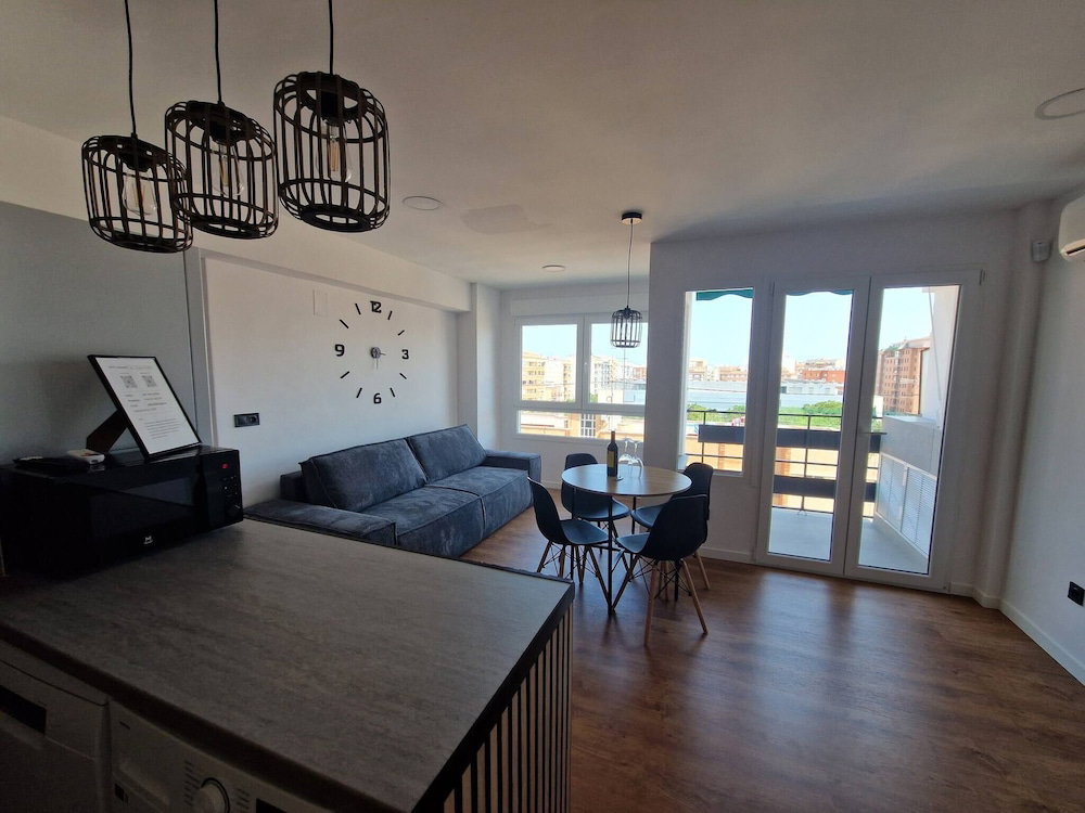 Hotel Spacious 3 Bedroom Apartment With Balcony And Ac In Castellón